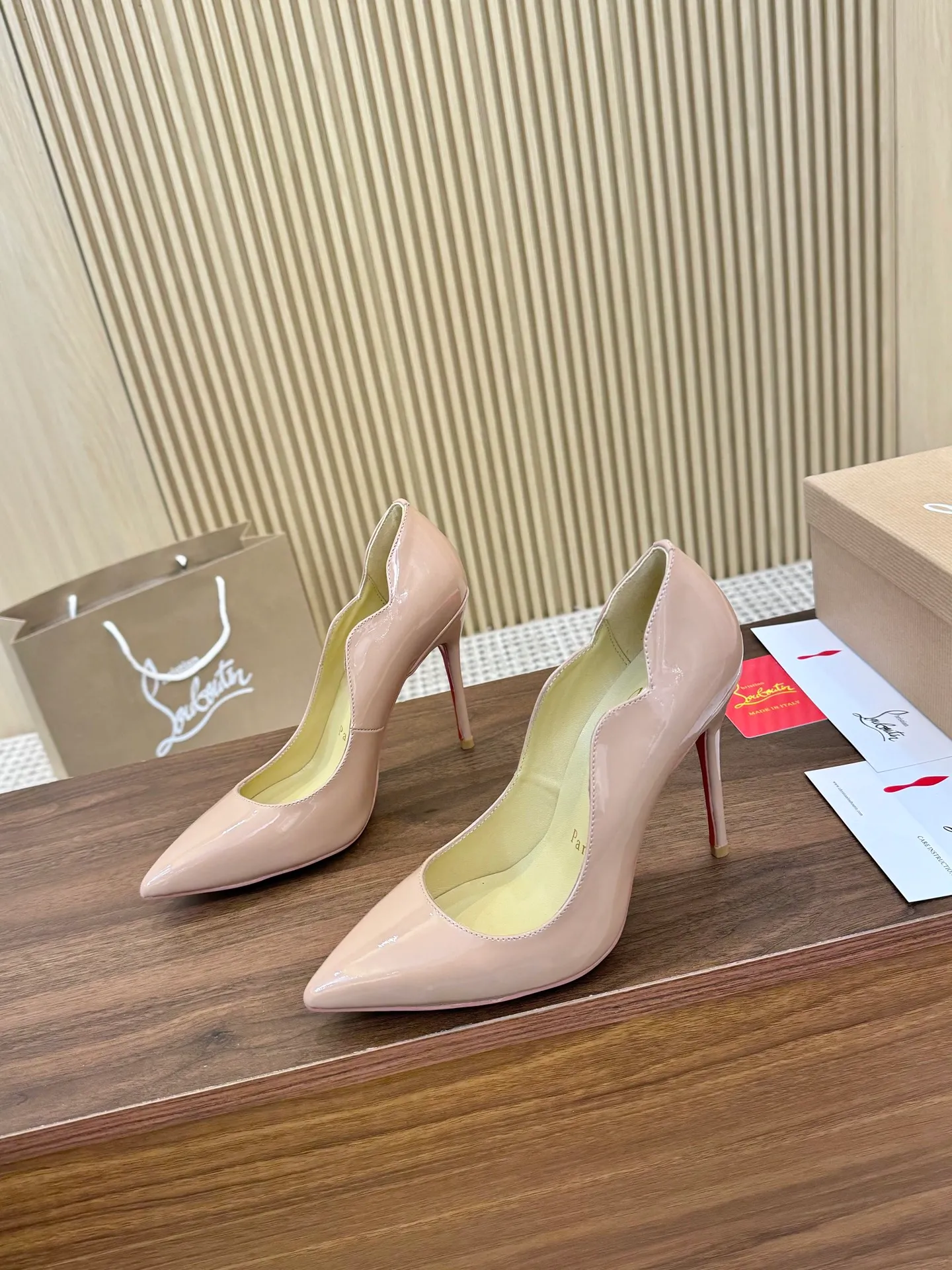 👟👟Ex-factory price 440 👟👟 Genuine leather sole +40 shipped all year round 💝Christian Louboutin CL👠 "Imported cow patent leather💎 series" noble and luxurious, real blingbling👟👟 real materials, all customized by the pattern maker, and the materials are made of original customized materials, achieving the taste of the original 5 color options💍 Upper: imported 👉cow patent leather💪 lining: sheepskin foot pad/lining code number: 34-40.41.42 heel height: two options: 10.5cm and 8.5cm
